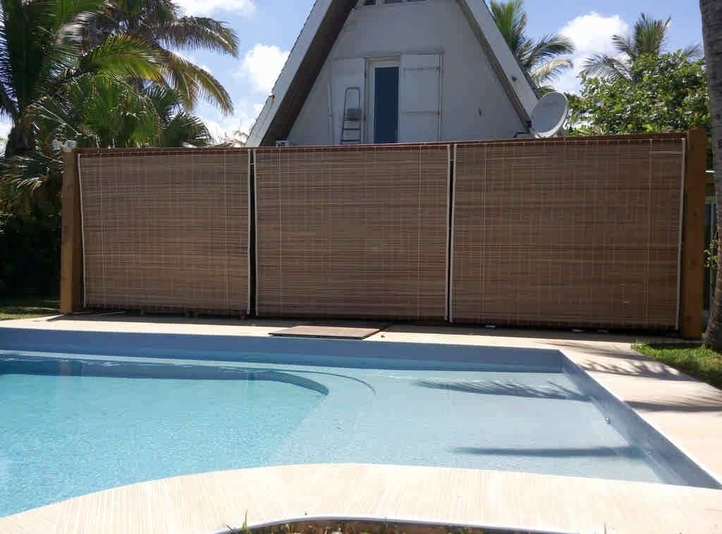 Claustra de stores bambou autour d'une piscine