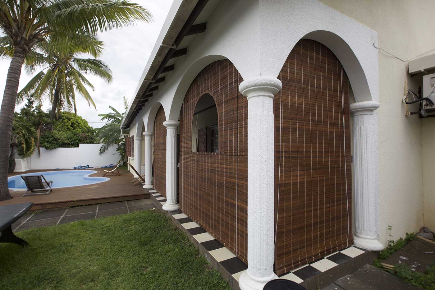 store mauricien teinte teck fenêtre demi-cercle