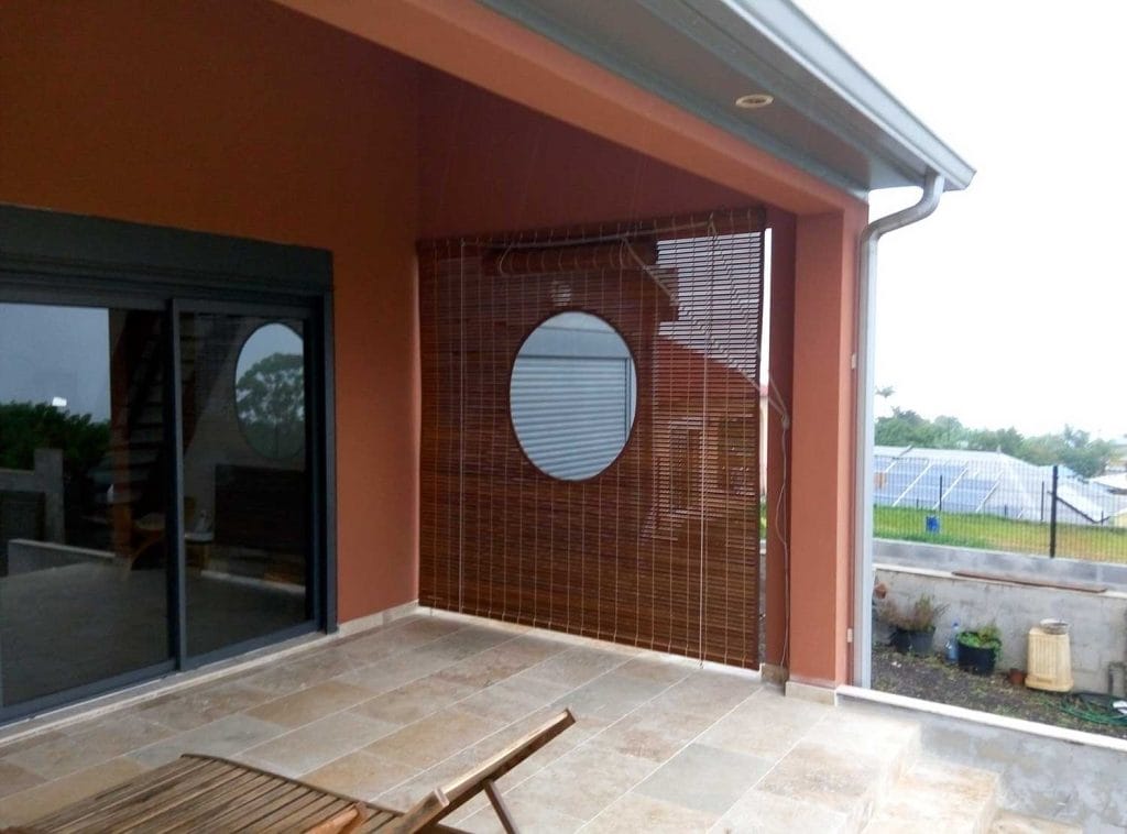 Store fenetre ronde miel