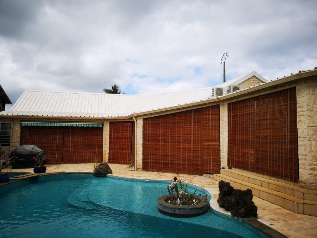 Stores mauriciens fermant un tour de piscine