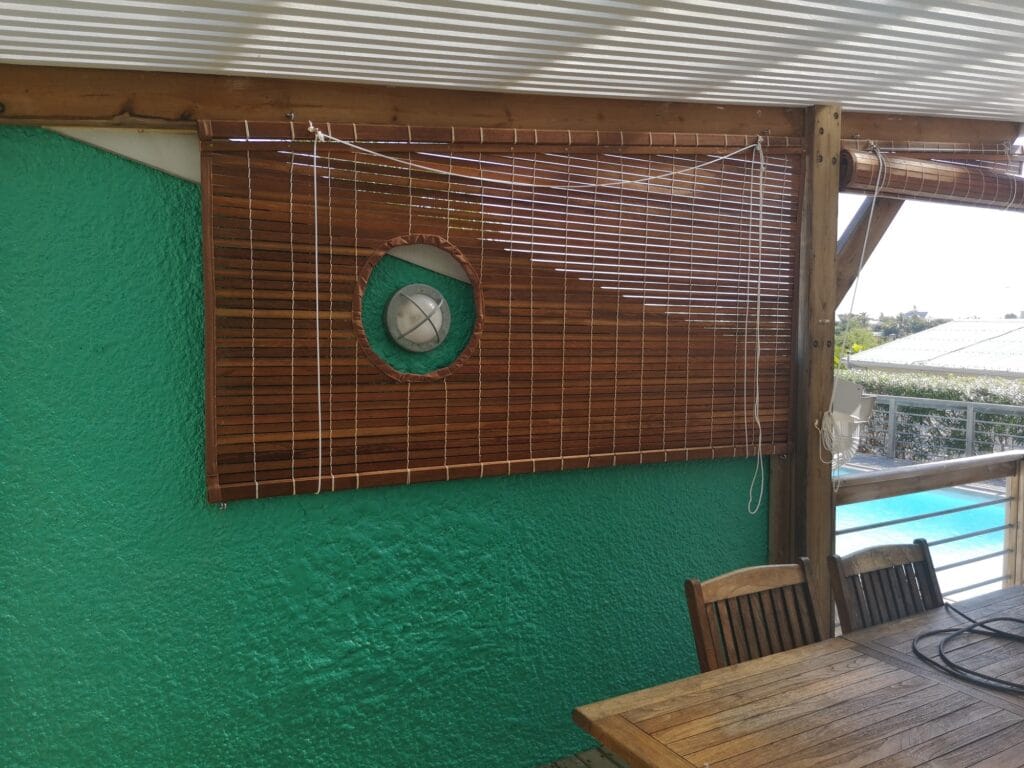 Store mauricien teinte teck sous pergola