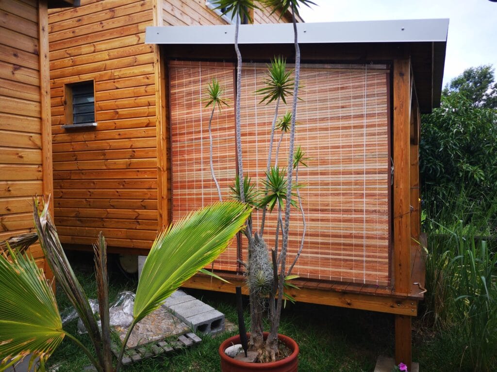 Store bois teinte naturel sur un cabanon