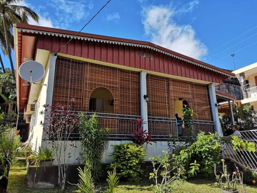 Store mauricien teinte miel