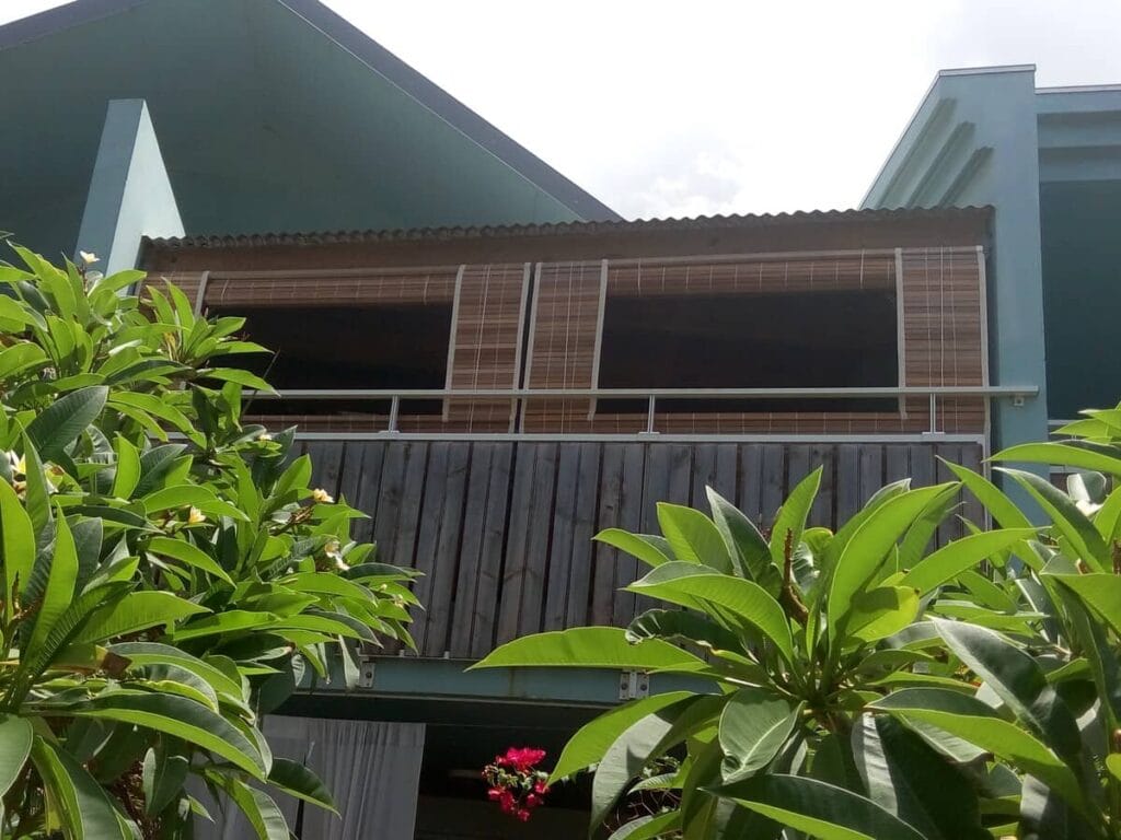 Store mauricien teinte miel