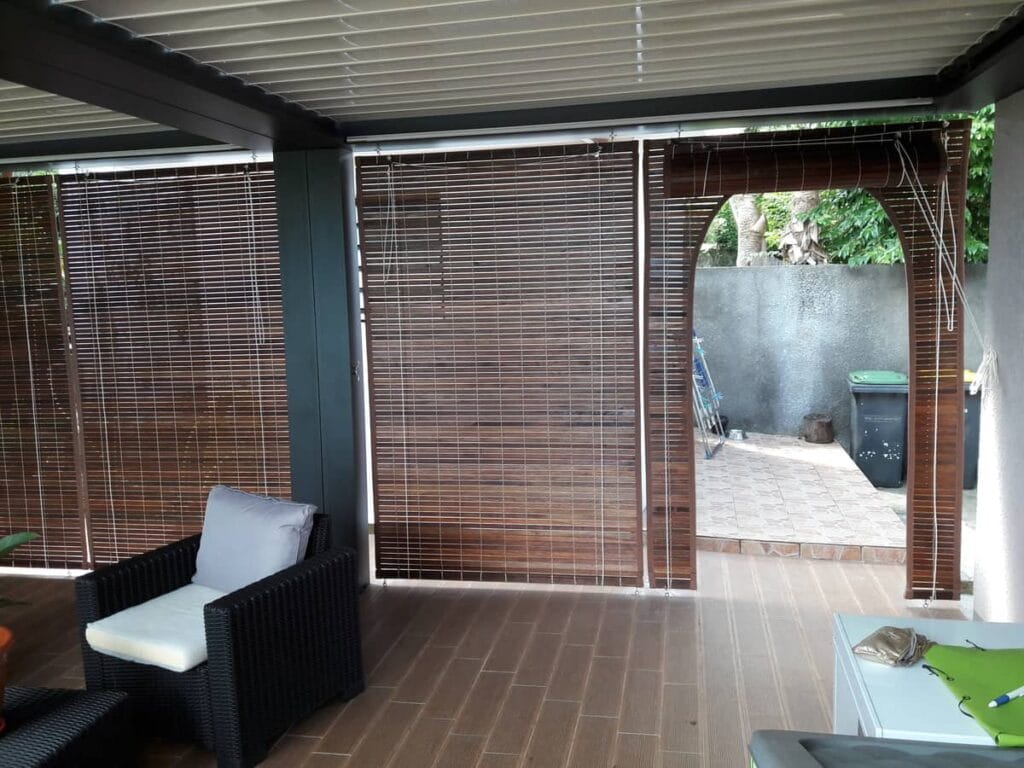 Store mauricien teinte miel
