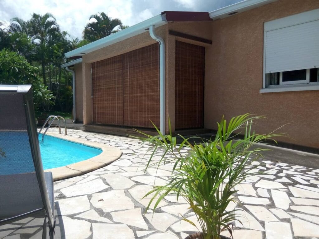Store mauricien teinte miel