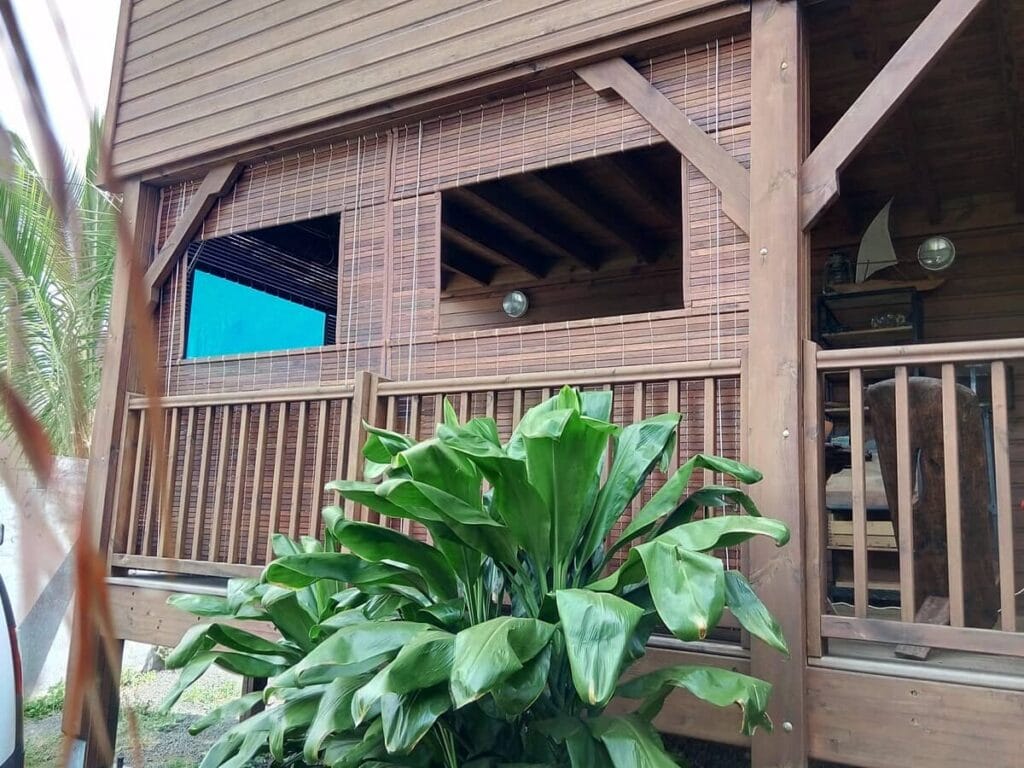 Store mauricien teinte teck
