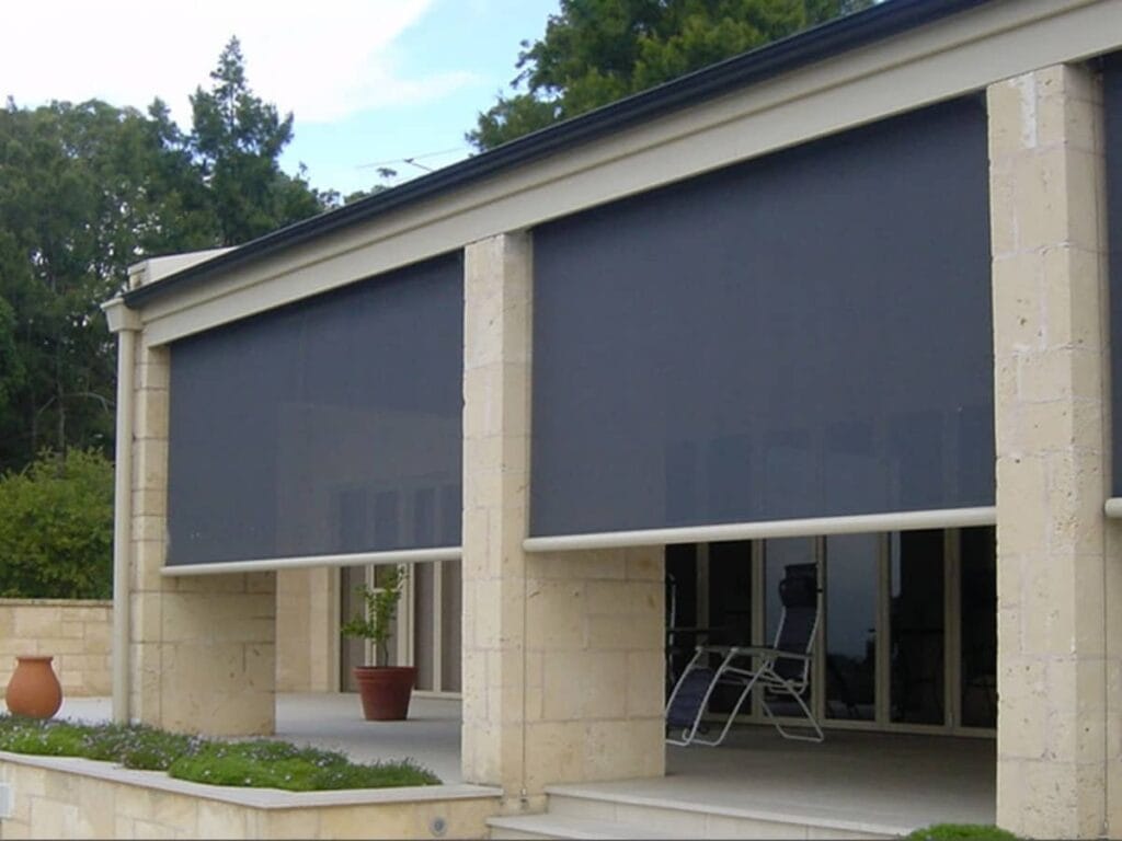 Store vertical guidé sur la baie d'une villa contemporaine