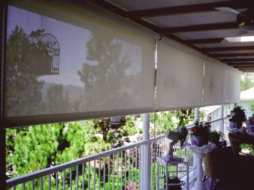 Stores verticaux guidés sous une pergola