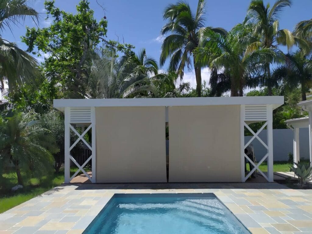 Kiosque de piscine fermé par des stores voile