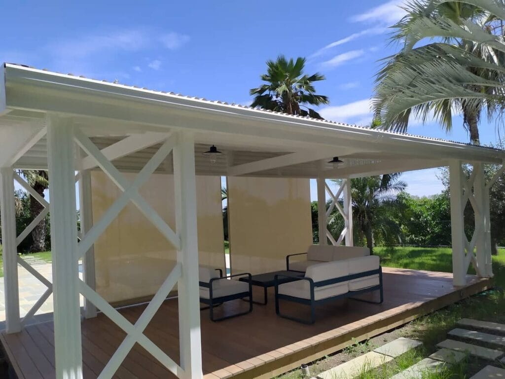 Pergola équipée de stores voile