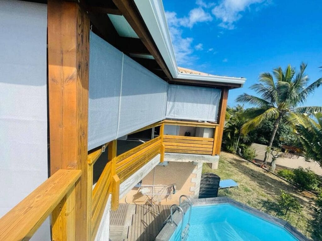 Stores voile protégeant la terrasse côté piscine