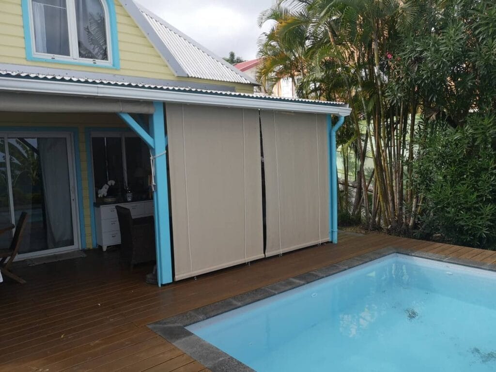 Stores voile sur un kiosque de piscine