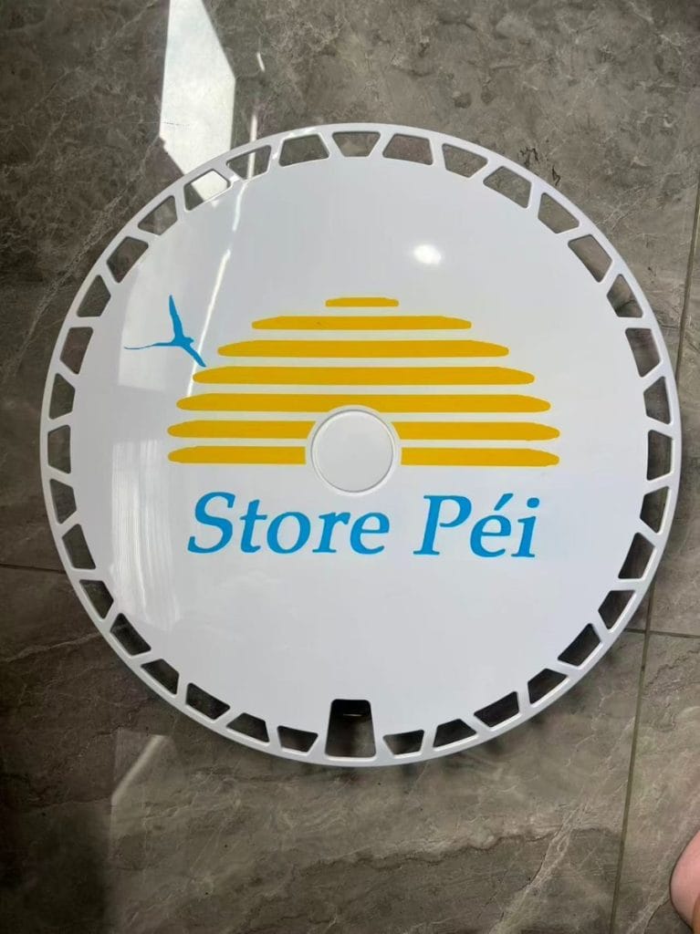 Enjoliveur blanc imprimé avec le logo Store Péi, ruche jaune et paille-en-queue bleu, marque Rim Crew