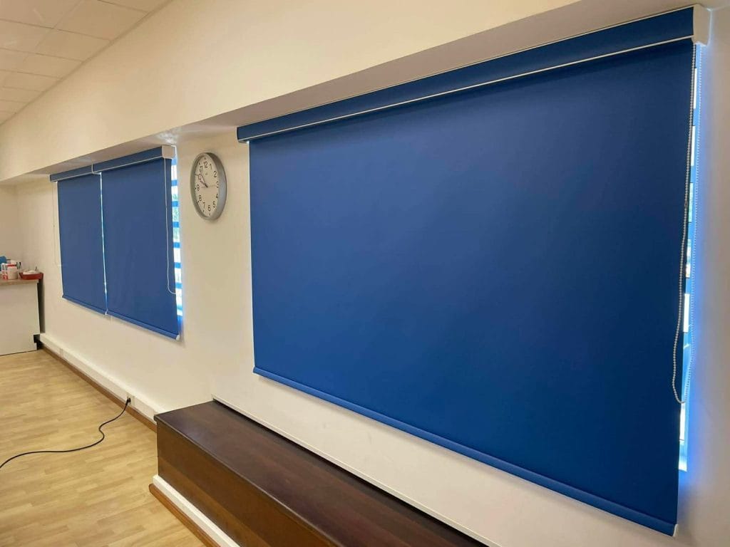 Stores enrouleurs occultants — salle de classe, La Réunion