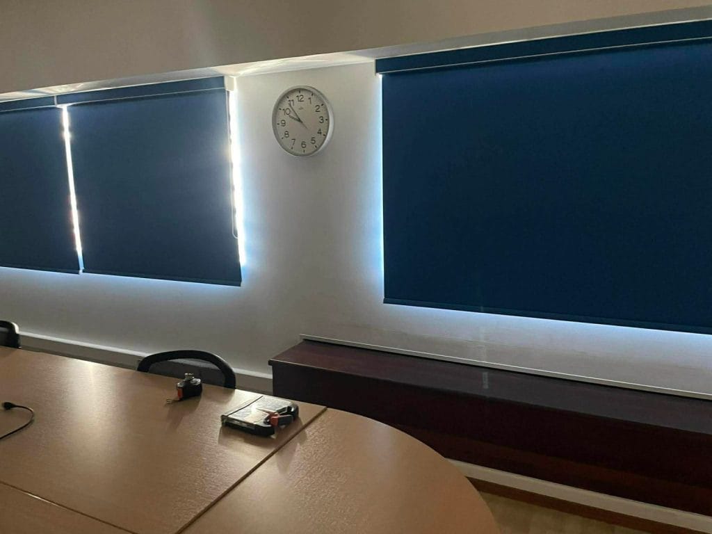 Enrouleurs occultants grande largeur en salle de réunion