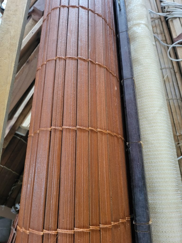 Lames et cordages d'un store mauricien remis à neuf en atelier de rénovation
