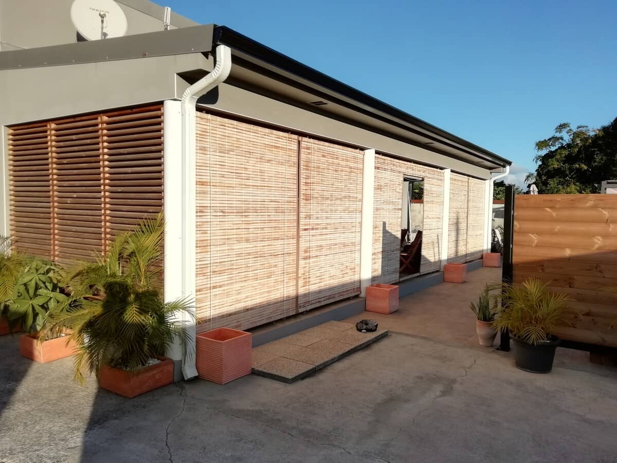 Store mauricien blanc cérusé